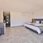 Villa Luxury 5 Bedroom With Heated Infinity Pool & Amazing Sea Views *