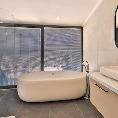 Luxury 5 Bedroom With Heated Infinity Pool & Amazing Sea Views וילה קס