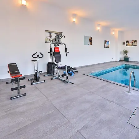 Villa Luxury 5 Bedroom With Heated Infinity Pool & Amazing Sea Views