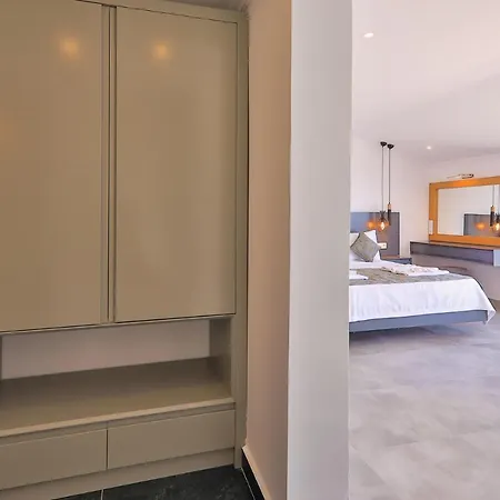 Villa Luxury 5 Bedroom With Heated Infinity Pool & Amazing Sea Views *