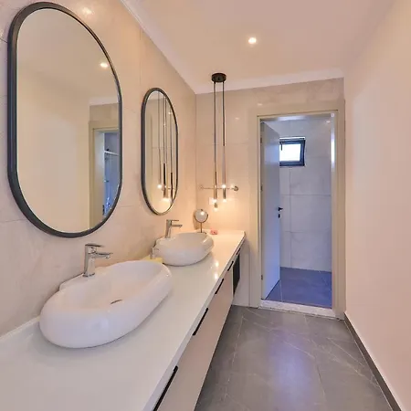Luxury 5 Bedroom With Heated Infinity Pool & Amazing Sea Views Villa