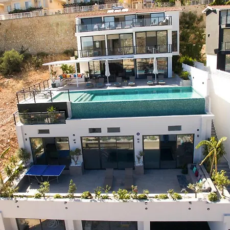 Luxury 5 Bedroom With Heated Infinity Pool & Amazing Sea Views וילה