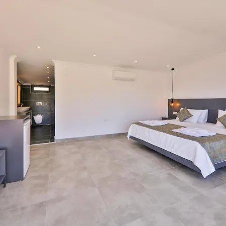 Villa Luxury 5 Bedroom With Heated Infinity Pool & Amazing Sea Views *