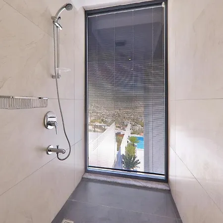 Luxury 5 Bedroom With Heated Infinity Pool & Amazing Sea Views וילה *