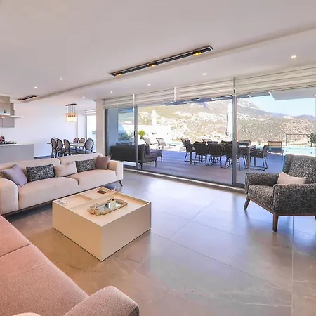 Luxury 5 Bedroom With Heated Infinity Pool & Amazing Sea Views וילה *