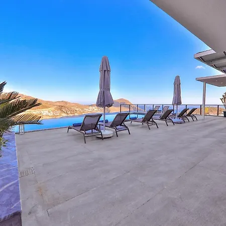 Luxury 5 Bedroom With Heated Infinity Pool & Amazing Sea Views ヴィラ *