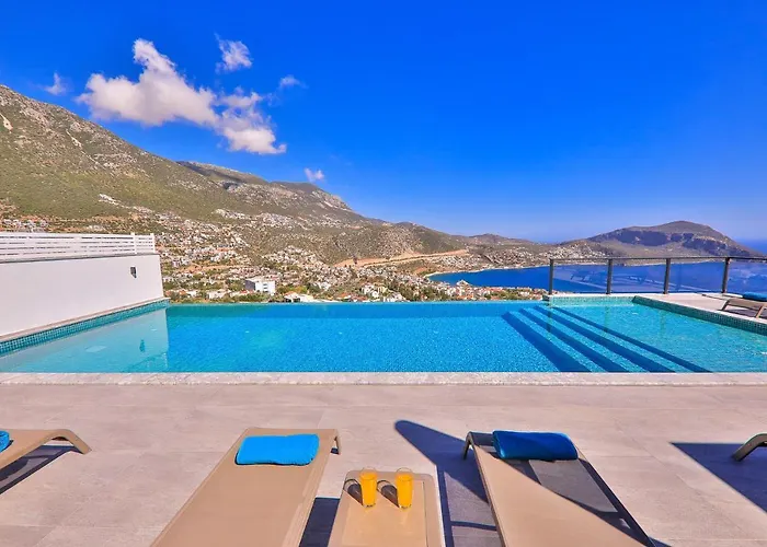 Luxury 5 Bedroom With Heated Infinity Pool & Amazing Sea Views *