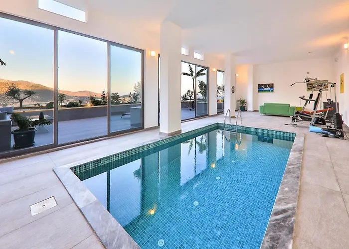 Luxury 5 Bedroom With Heated Infinity Pool & Amazing Sea Views *