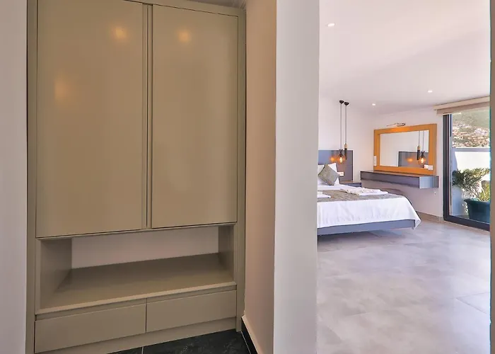 Villa Luxury 5 Bedroom With Heated Infinity Pool & Amazing Sea Views *