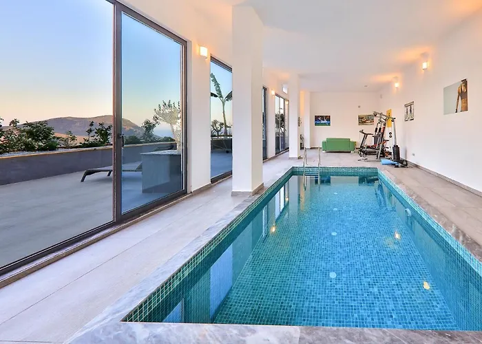 Villa Luxury 5 Bedroom With Heated Infinity Pool & Amazing Sea Views *