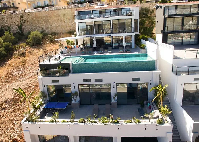 Luxury 5 Bedroom With Heated Infinity Pool & Amazing Sea Views Villa