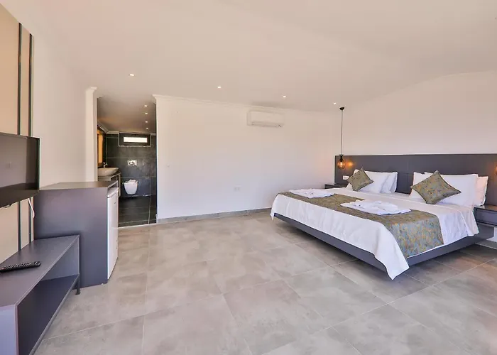 Villa Luxury 5 Bedroom With Heated Infinity Pool & Amazing Sea Views *