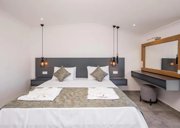 Luxury 5 Bedroom With Heated Infinity Pool & Amazing Sea Views *