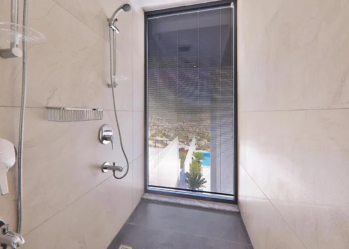 Luxury 5 Bedroom With Heated Infinity Pool & Amazing Sea Views Villa *