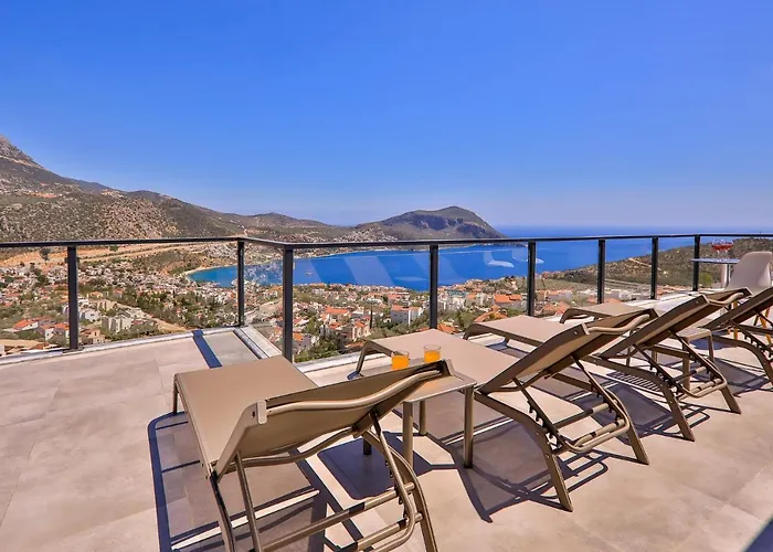Luxury 5 Bedroom With Heated Infinity Pool & Amazing Sea Views *