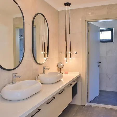 Luxury 5 Bedroom With Heated Infinity Pool & Amazing Sea Views *