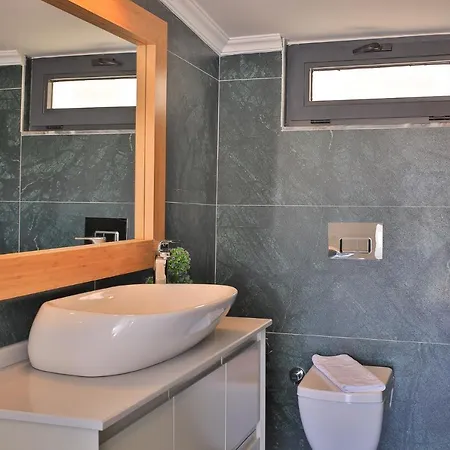 Luxury 5 Bedroom With Heated Infinity Pool & Amazing Sea Views *