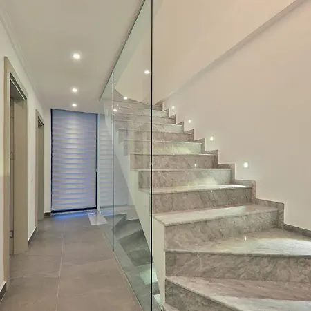 Luxury 5 Bedroom With Heated Infinity Pool & Amazing Sea Views Villa *