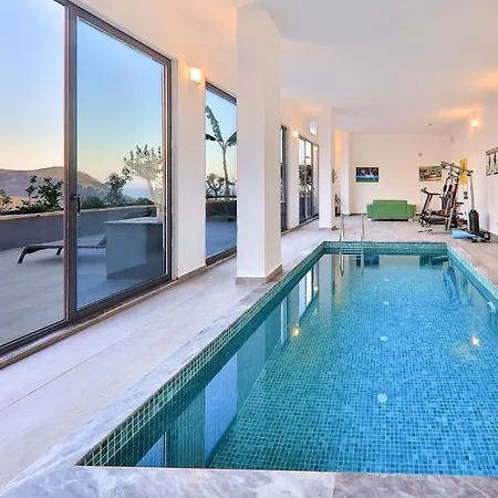 Villa Luxury 5 Bedroom With Heated Infinity Pool & Amazing Sea Views *