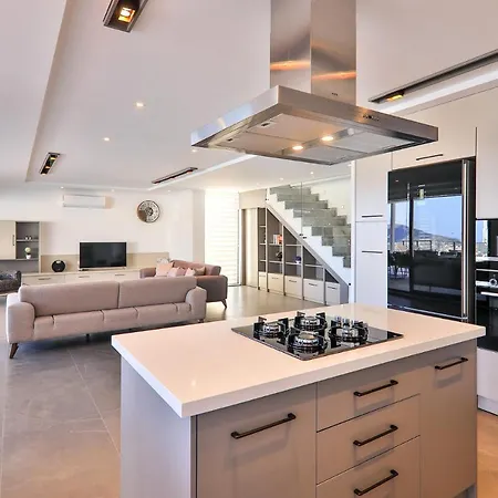 Luxury 5 Bedroom With Heated Infinity Pool & Amazing Sea Views *