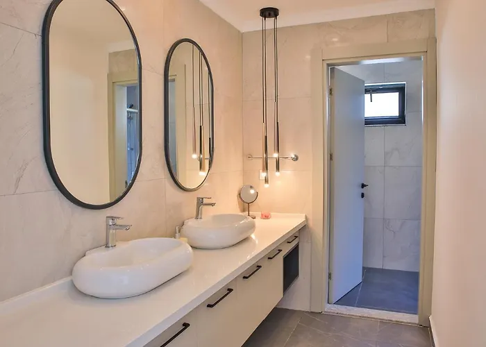 Luxury 5 Bedroom With Heated Infinity Pool & Amazing Sea Views *