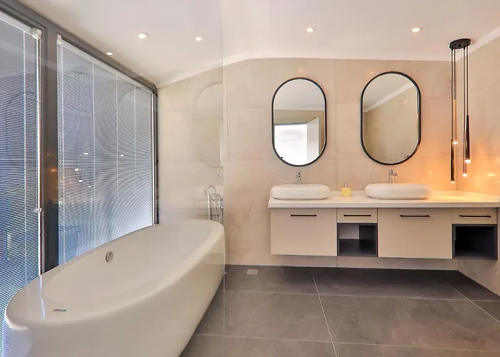 Luxury 5 Bedroom With Heated Infinity Pool & Amazing Sea Views