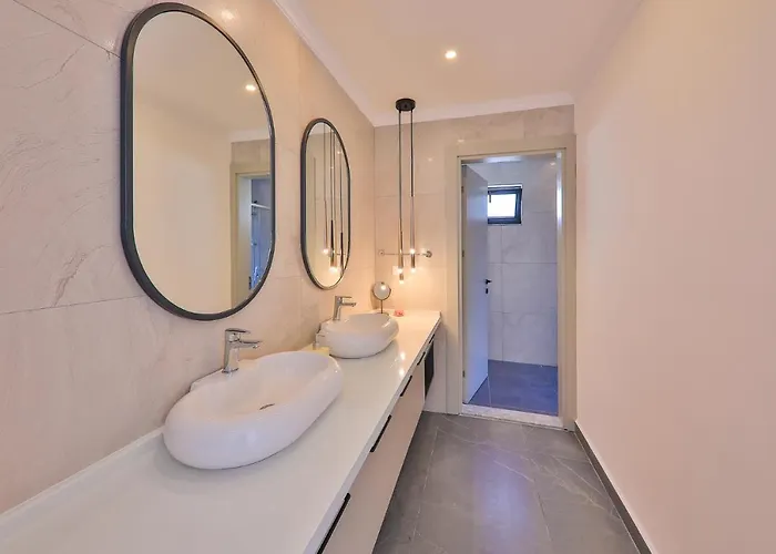 Luxury 5 Bedroom With Heated Infinity Pool & Amazing Sea Views Vila