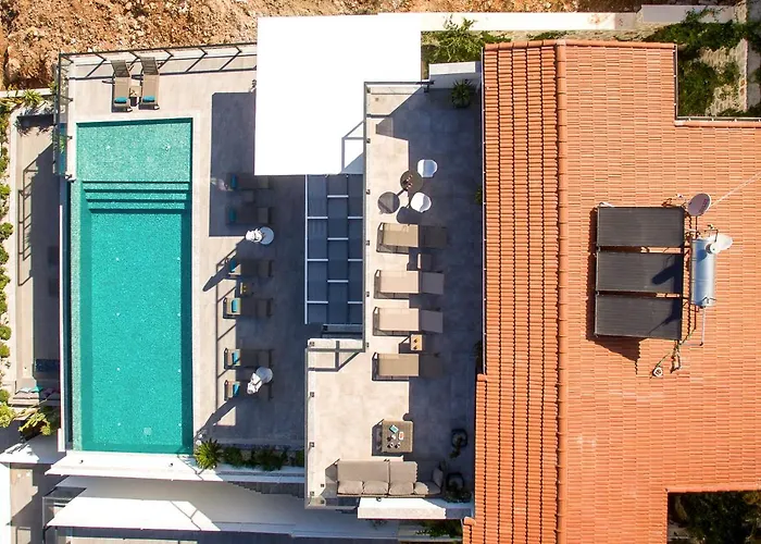 Luxury 5 Bedroom With Heated Infinity Pool & Amazing Sea Views *