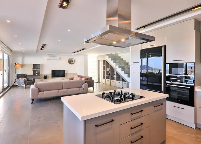 Luxury 5 Bedroom With Heated Infinity Pool & Amazing Sea Views *