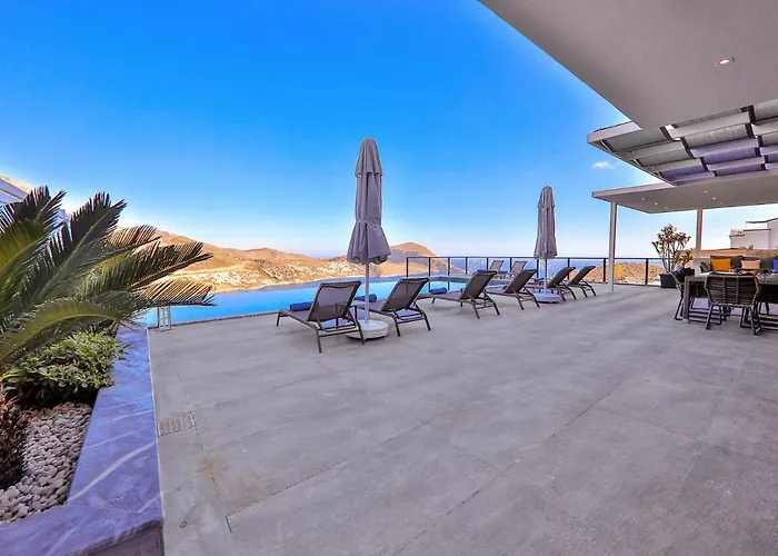 Luxury 5 Bedroom With Heated Infinity Pool & Amazing Sea Views Vila *